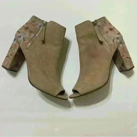 Women's SO Beige Suede Embroidered Open Toe Booties Size 9.5 Boho Floral outdoor - Picture 2 of 13